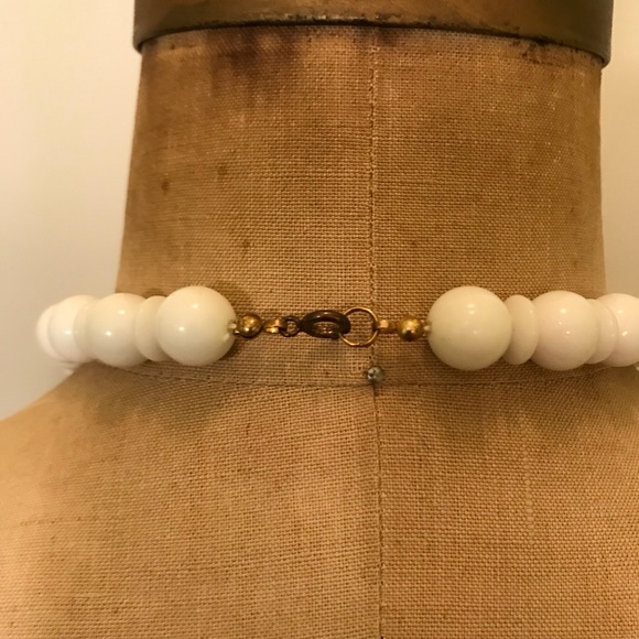 Vintage White Round Bead 60s Style Mod Necklace - Picture 3 of 5